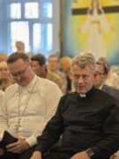 Мы знаем город будет, Мы знаем саду цвесть, Когда отец наш Эрих На этой Земле есть!
